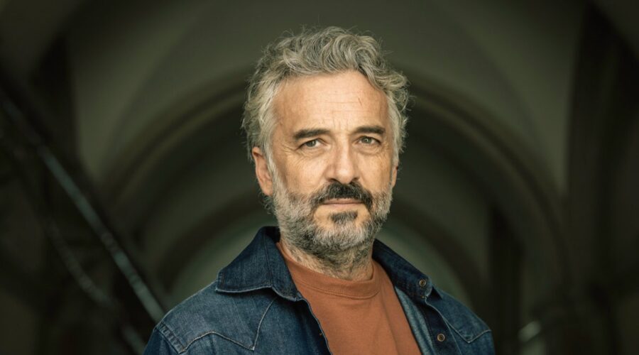 Vincenzo Ferrera (Beppe) in un posato per “Mare Fuori 6”. Credits: Sabrina Cirillo/Rai.