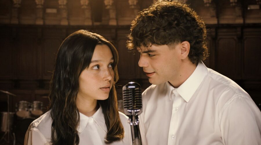 Alessandro Parigi E Sarah Toscano In Non Abbiam Bisogno Di Parole Credits Netflix