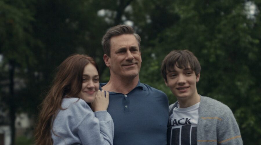 Isabel Gravitt, Jon Hamm E Donovan Colan In “your Friends And Neighbors”, Ora Disponibile Su Apple Tv.