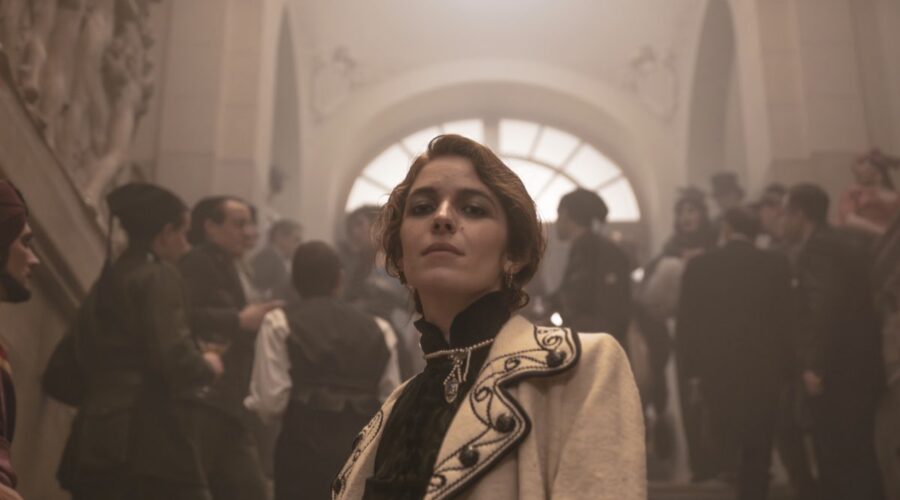 Valentina Romani In Alla Festa Della Rivoluzione Credits 01 Distribution