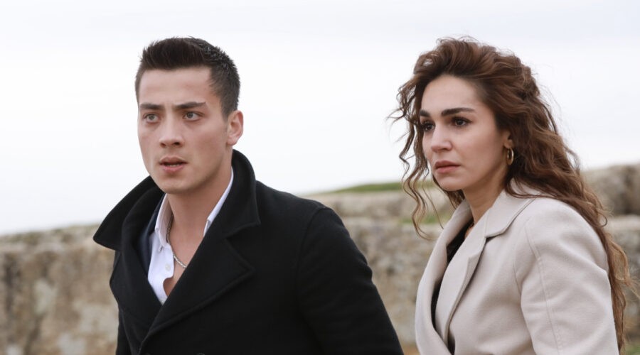 Far Away I Canale 5 Atakan öZkaya (Kaya Albora), Sahra Sas (Nare Albora) Credits Rete In Rete