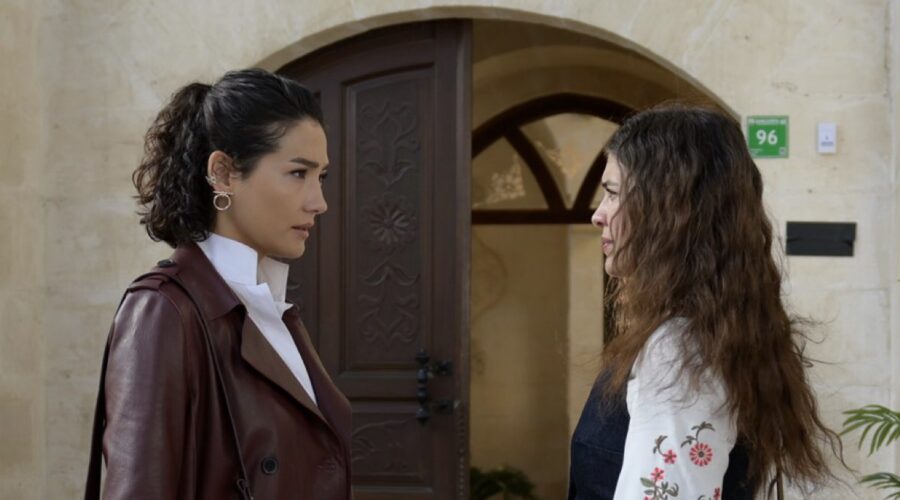 L'Erede Canale 5 AybüKe Pusat (Melek), Biran Damla Yilmaz (Yildiz Kordagli)