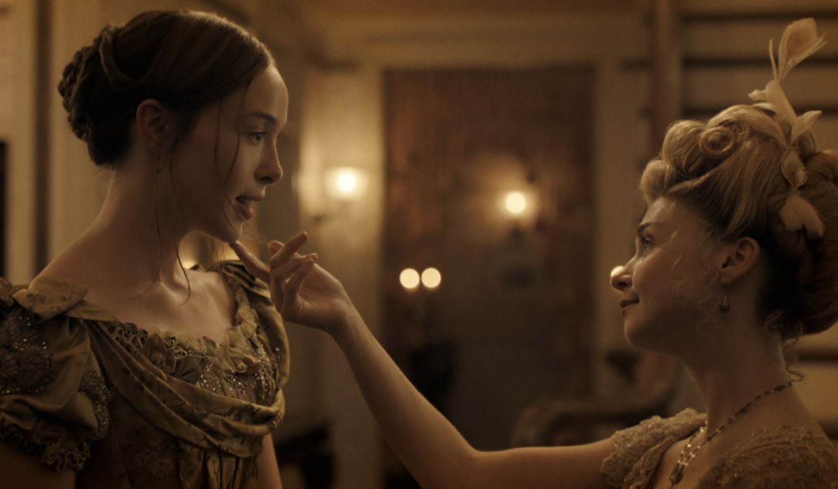 Ella Beatty, Nei Panni Di Lizzie Borden, E Jessica Barden, Che Veste Invece I Panni Di Nance O’Neil.