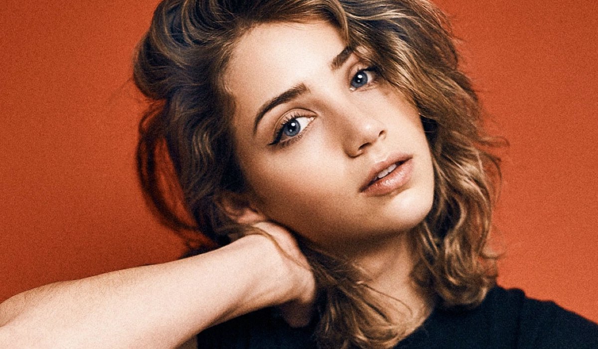 Emily Rudd Posato Per Milano Games Week