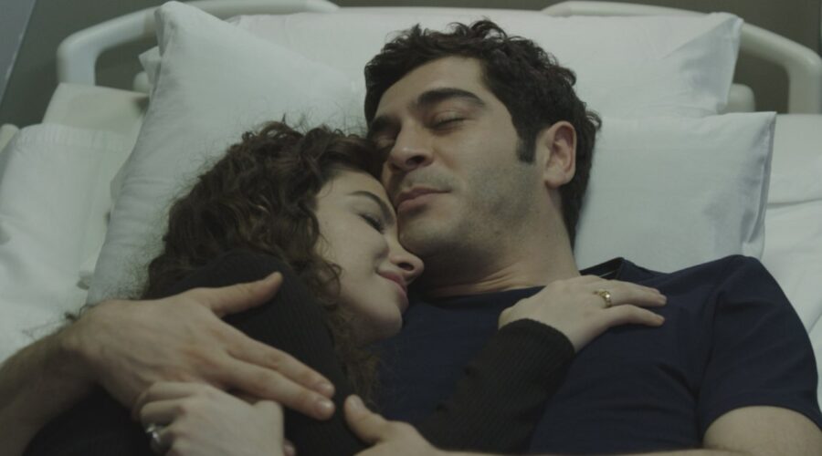 Racconto Di Una Notte Canale 5 Su Burcu Yazgi Coskun (Canfeza Kilimci Yilmaz) E Burak Deniz (Mahir Yilmaz)